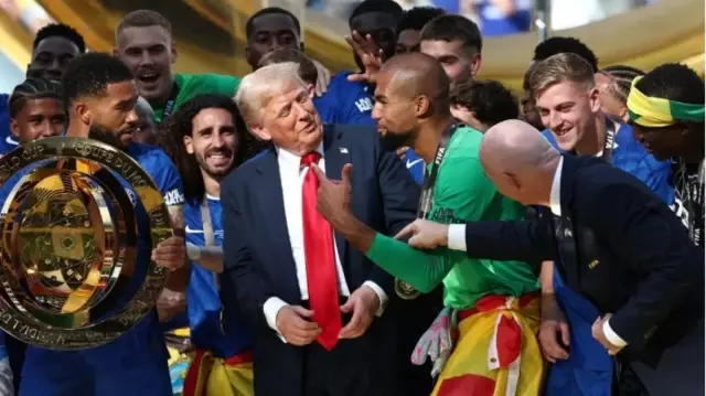 Trump, uyarılara rağmen sahneden inmedi; Futbolcular ile kupayı kaldırdı!