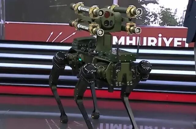Türkiye’nin ilk füze atan robot köpeği canlı yayında tanıtıldı