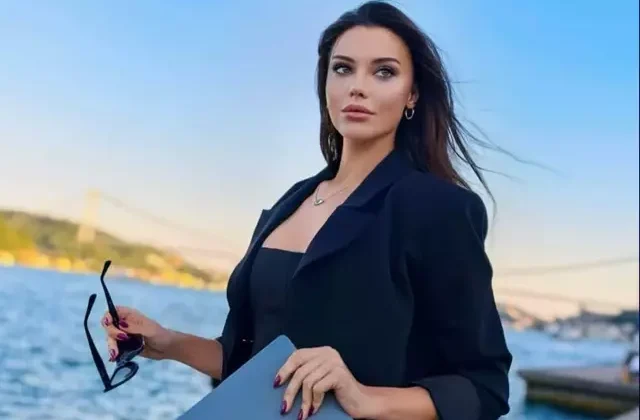 Tuvana Türkay’dan İtalya sokaklarında cesur kombin