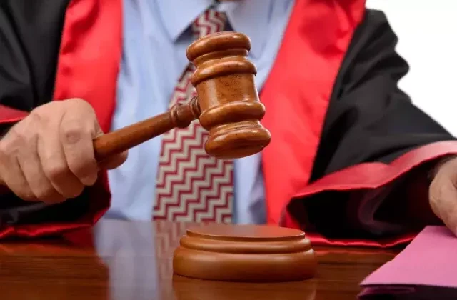 Yargıtay, eşine “çok yiyorsun” diyen adam ile sürekli misafir çağıran kadını eşit kusurlu buldu