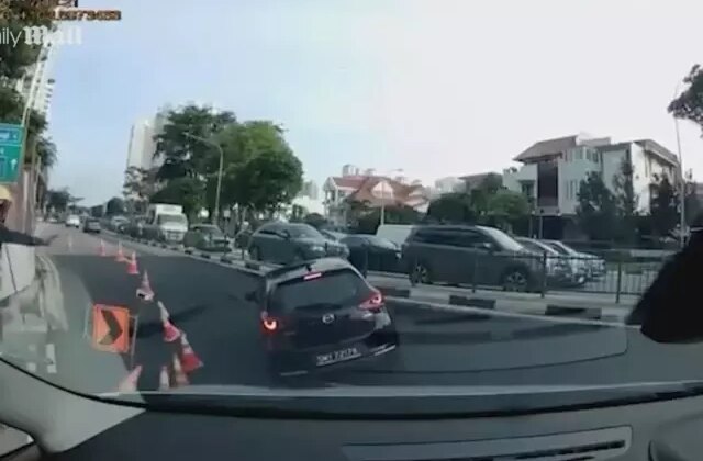 Yol çöktü! Araç dev çukura gömüldü, sürücü son anda kurtarıldı