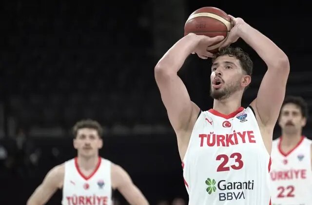 12 Dev Adam’da 2 yıldız oyuncu kadrodan çıkarıldı