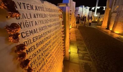 26 yıldır dinmeyen acı! Marmara Depremi’nin yıl dönümünde hayatını kaybedenler anıldı