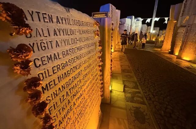 26 yıldır dinmeyen acı! Marmara Depremi’nin yıl dönümünde hayatını kaybedenler anıldı