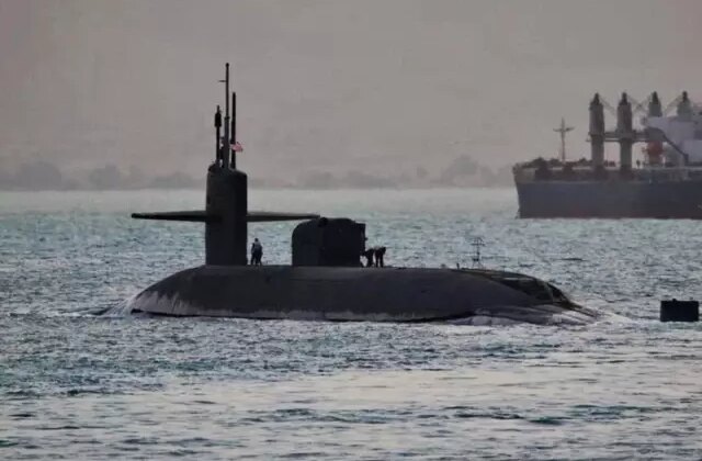 Adım adım savaşa! ABD nükleer denizaltı ve savaş gemileri gönderiyor