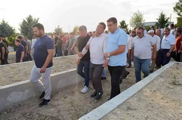 İki çocuk, serinlemek için girdikleri göletten çıkamadı