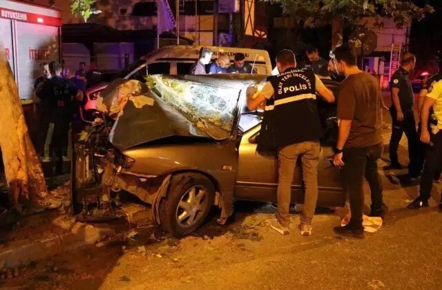 Denizli’de otomobil ağaca çarptı: 2 ölü, 1 ağır yaralı