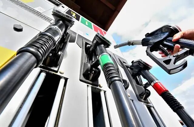 Akaryakıta zam geliyor! Motorin 57 TL’yi aşıyor, benzin 55 TL’ye dayandı