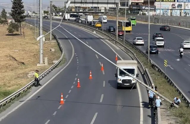AKOM’un uyarısının ardından İstanbul’da direk devirdi, E-5 kapandı