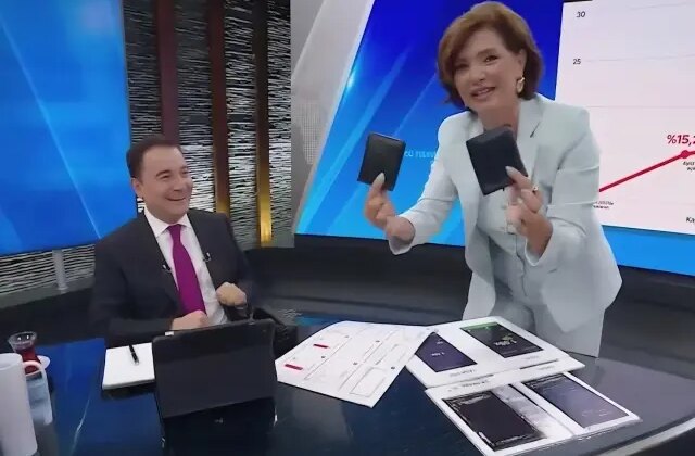 Ali Babacan canlı yayında cebinden çift cüzdan çıkardı