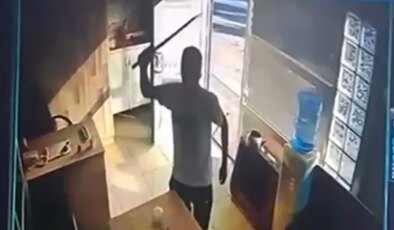 Taksi durağına kılıçlı saldırı kamerada