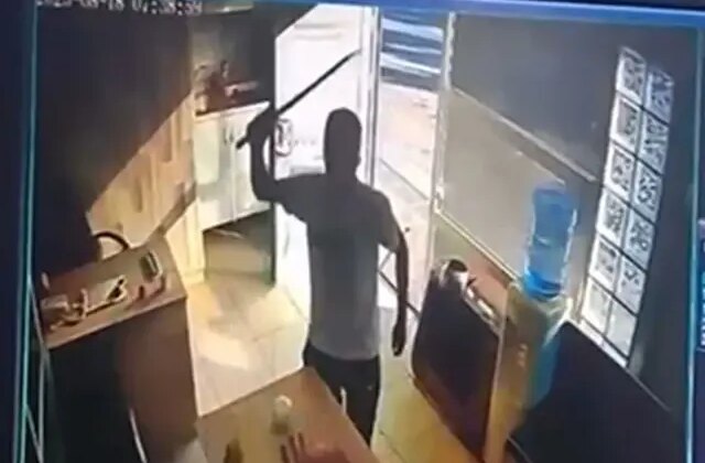 Taksi durağına kılıçlı saldırı kamerada
