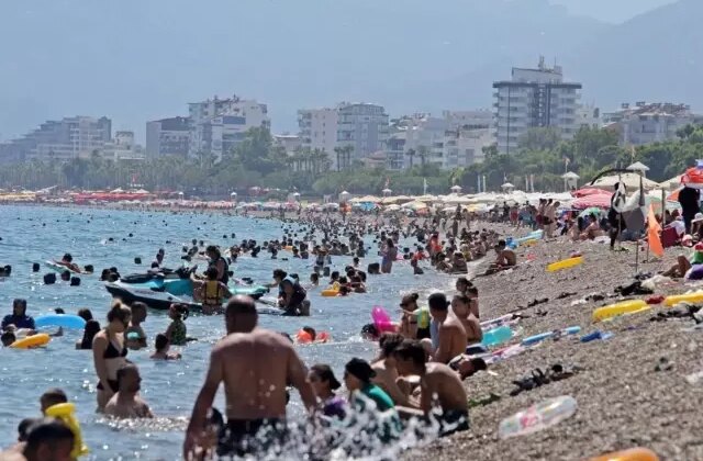 Antalya’da deniz bile yanıyor! Sıcaklık 32 dereceye ulaştı