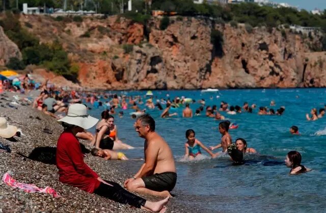 Antalya’da 33 dereceyi bulan deniz suyu sıcaklığı birçok kenti geride bıraktı