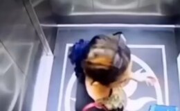 Asansör kapısını zorlayan kadın boşluğa düşerek hayatını kaybetti