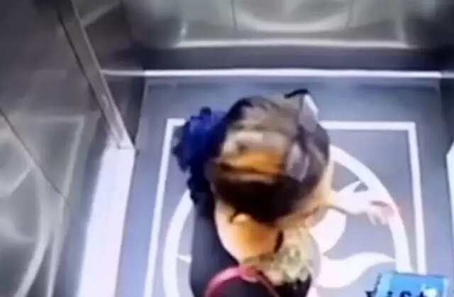 Asansör kapısını zorlayan kadın boşluğa düşerek hayatını kaybetti
