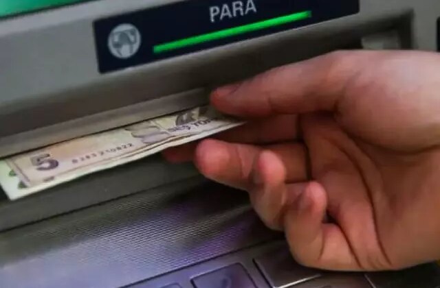 ATM’de parası sıkışanlar dikkat! Dolandırıcıların yeni yöntemi “pes” dedirtti