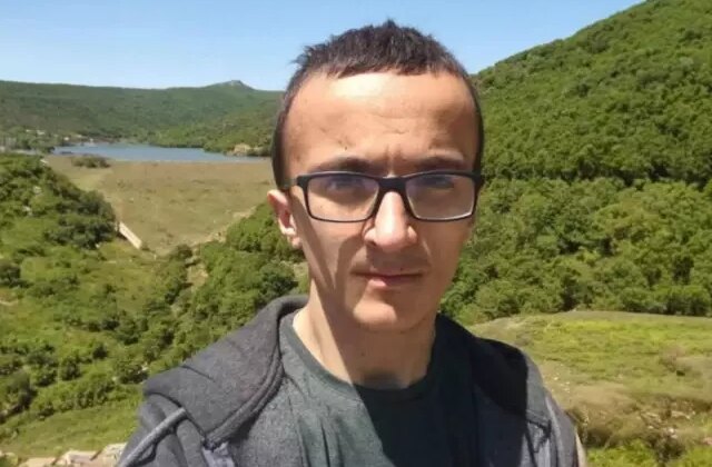 Başı çekyatın altına sıkışmış halde ölü bulundu