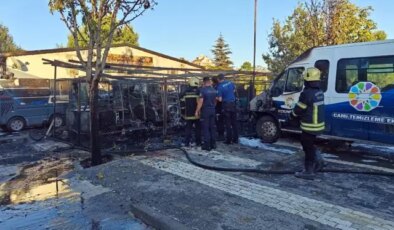 Belediyenin temizlik araçları yangında küle döndü