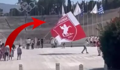 Bir Samsunspor taraftarı, Yunanistan’ın ortasında Atatürk logolu bayrağı dalgalandırdı