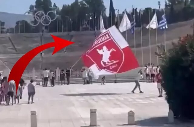 Bir Samsunspor taraftarı, Yunanistan’ın ortasında Atatürk logolu bayrağı dalgalandırdı