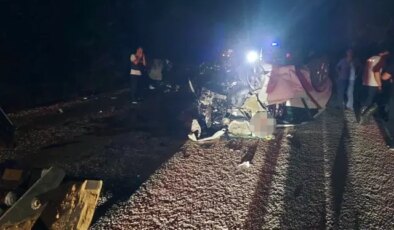 Çanakkale’de iki otomobil kafa kafaya çarpıştı: 6 kişi hayatını kaybetti