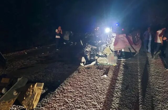 Çanakkale’de iki otomobil kafa kafaya çarpıştı: 6 kişi hayatını kaybetti