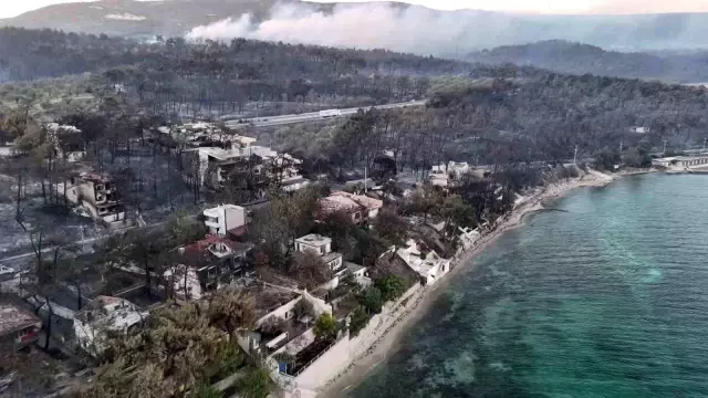 Çanakkale’de yanan villalar sabahın ilk ışıklarıyla görüntülendi