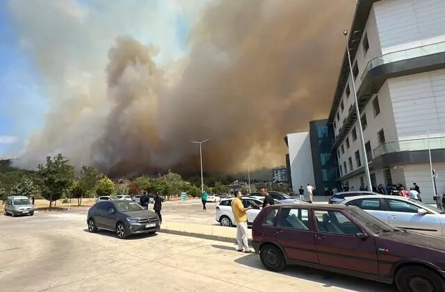 Çanakkale’deki orman yangını devlet hastanesine ulaştı! Hastalar tahliye ediliyor