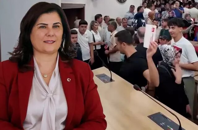 Çerçioğlu gerilimi sürüyor! Belediye meclis salonuna girip CHP logolu kartları yere attılar