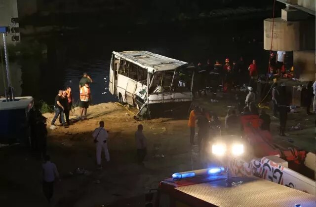 Cezayir’de otobüs dere yatağına uçtu, 18 kişi boğularak can verdi! Ulusal yas ilan edildi
