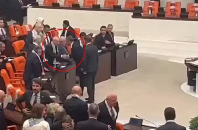 Meclis’teki oturuma damga vuran anlar: Bahçeli ve Özel böyle tokalaştı