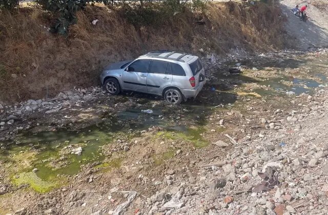 Çocuklar tarafından el freni indirilen araç dereye uçtu