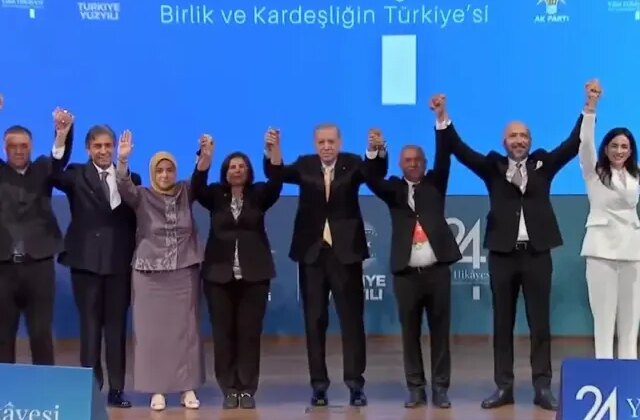 Rozetleri Cumhurbaşkanı Erdoğan taktı! İşte AK Parti’ye katılan 9 belediye başkanı