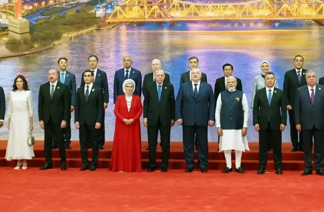 Cumhurbaşkanı Erdoğan ve eşi Şanghay Zirvesi’nde aile fotoğrafına katıldı