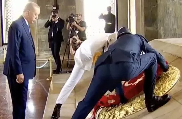 Cumhurbaşkanı Erdoğan, YAŞ üyeleriyle Anıtkabir’i ziyaret etti