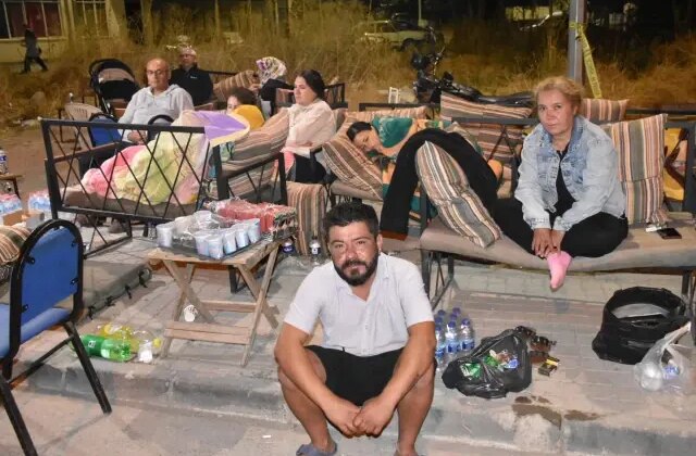 Deprem 10 ilde hissedildi, vatandaşlar geceyi sokakta geçirdi