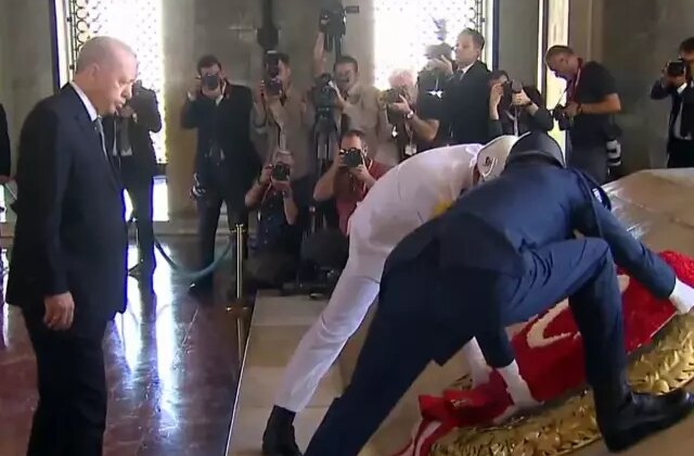 Devletin zirvesi Anıtkabir’de! Erdoğan’dan özel deftere çarpıcı not: Boş durmuyorlar