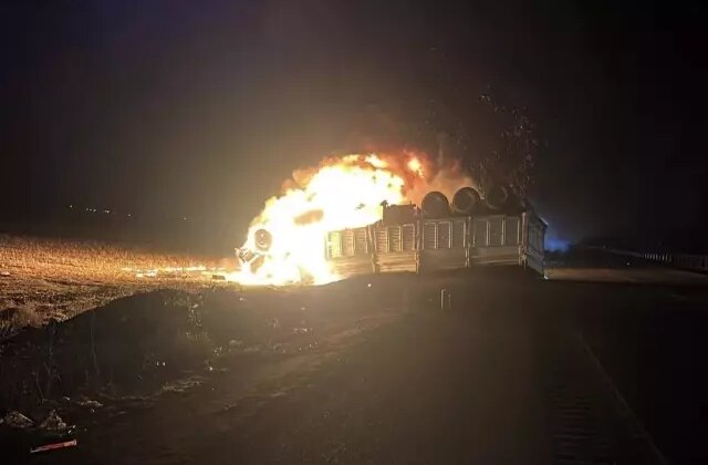 Devrilen tır alev aldı, sürücü yanarak can verdi