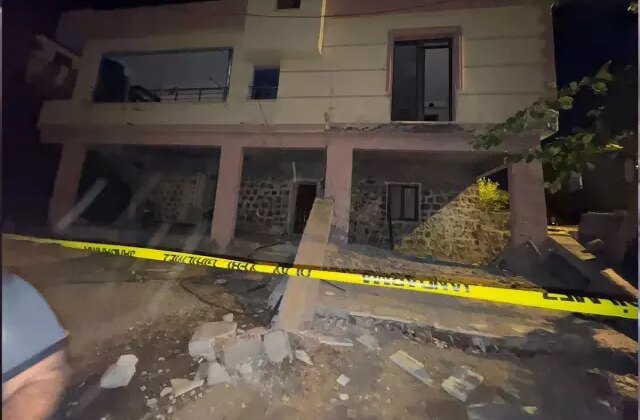 Diyarbakır’da bir evin balkonu çöktü, 2’si çocuk 5 kişi enkaz altına kaldı