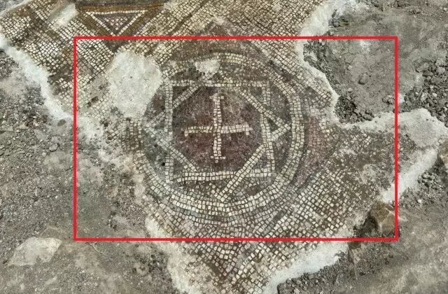 Diyarbakır’da mezar kazısında Davut Yıldızı mozaik ve 6 satırlık dilekçe yazısı ortaya çıktı