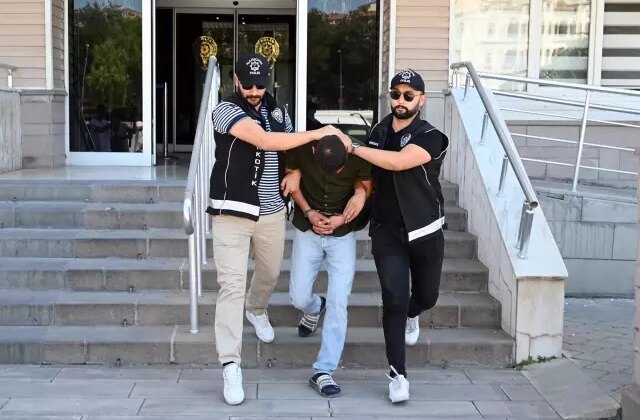 Doktorların bilgilerini ele geçirip kutu kutu ilaç yazmış