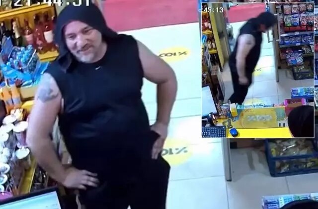 Ecel, alışveriş esnasında gülerken yakaladı