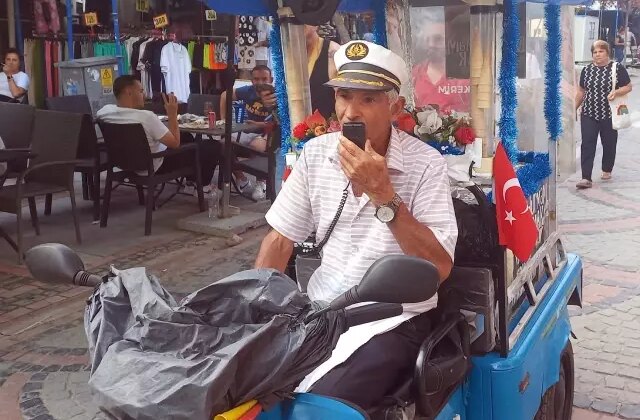 Edirne’nin son seyyar dondurmacısı! 70’lik Çetin Dada 50 yıllık lezzeti yaşatıyor
