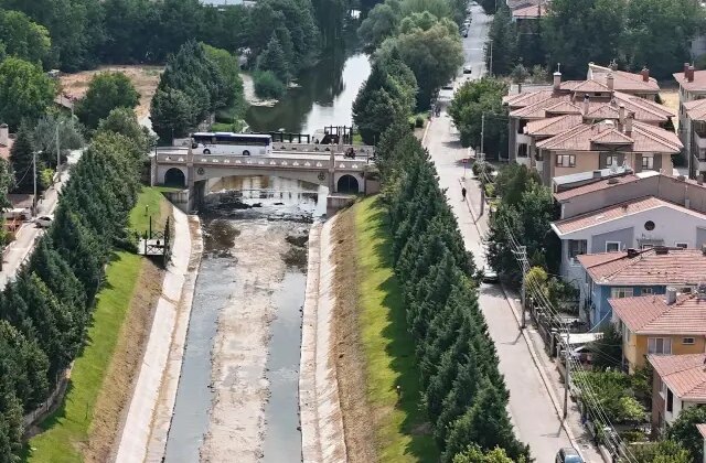 Eskişehir’in simgesi Porsuk Çayı’nda su seviyesi azaldı