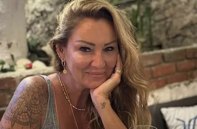 Formunu spora borçlu! 50 yaşındaki Pınar Altuğ yıllara meydan okudu