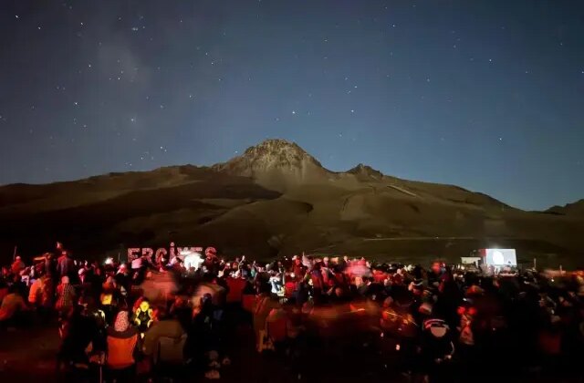 Gökyüzü tutkunları, meteor yağmurunu Kayseri’nin zirvesinde izledi