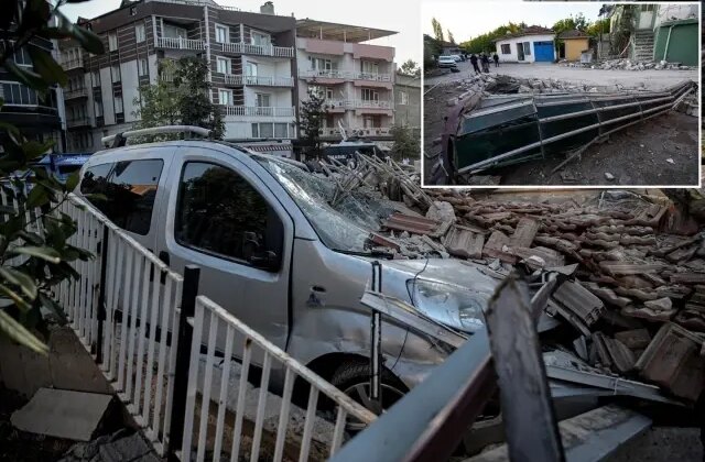 Görüntüler vahim! Depremde 250 yıllık caminin minaresi de yıkıldı