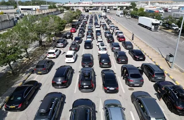 Ana vatana akın akın veda ediyorlar: Kilometrelerce kuyruk oluştu