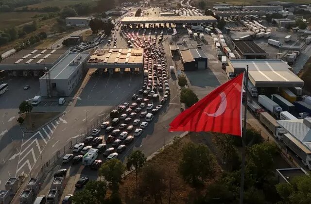 Gurbetçiler dönüş yoluna geçti, araç kuyruğunun sonu görünmedi